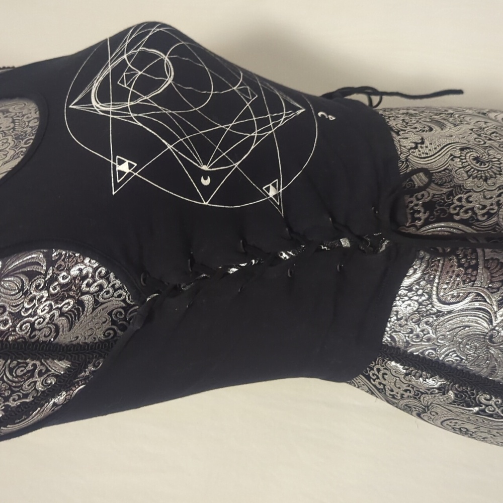 ✨5/$25✨ Kendall and Kylie geometric print crop top - Picture 2 of 7